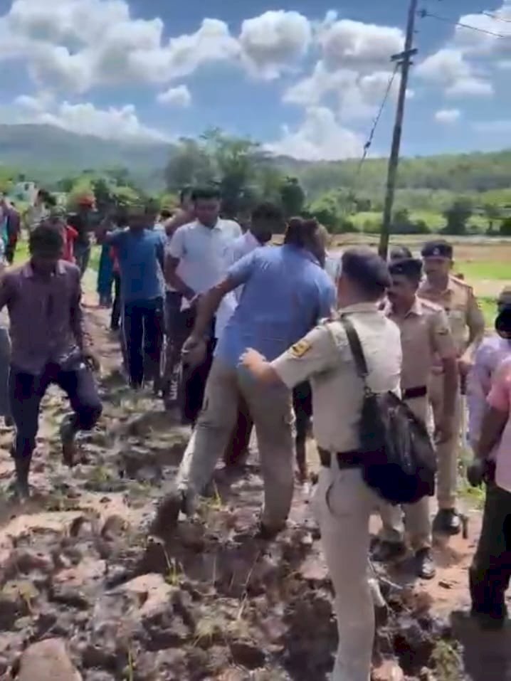 बनकला-रखनी लिंक रोड खुलवाने के मामले में जमकर बवाल, एसडीएम अदालत के आदेशों को लागू करने में पुलिस को करनी पड़ी मशक्कत..