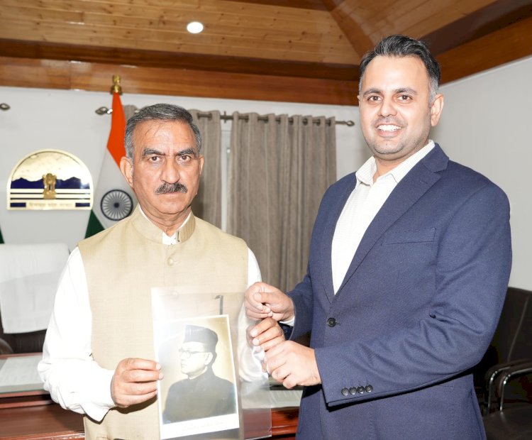 गोकुल बुटेल ने नेताजी सुभाष चंद्र बोस की हस्ताक्षरित तस्वीर मुख्यमंत्री को भेंट की