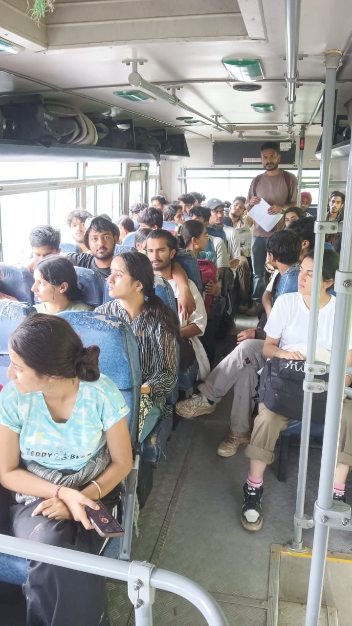 आपदा प्रभावित थुनाग से सुरक्षित निकाले हॉर्टिकल्चर कॉलेज के 92 छात्र-छात्राएं