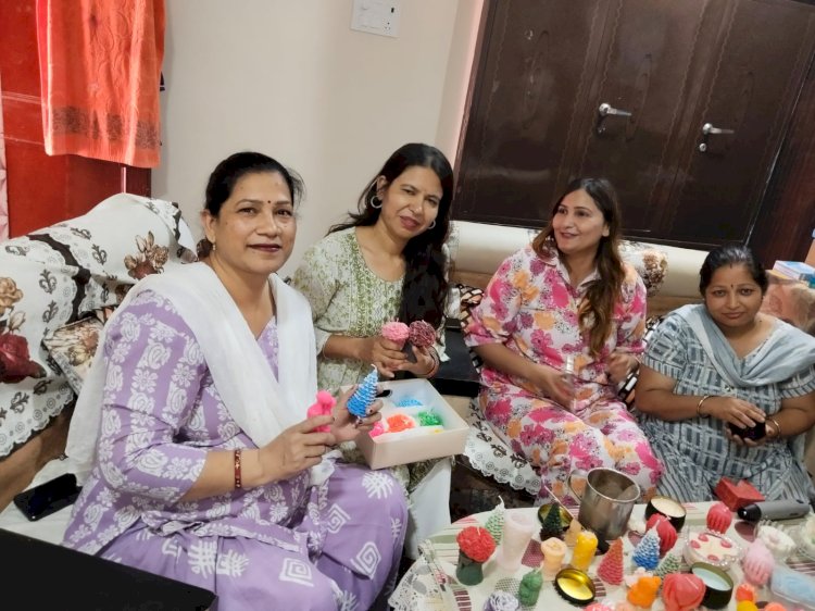 नाहन में महिलाओं को मोमबत्ती बनाने का दिया प्रशिक्षण हिमधारा संस्था ने..