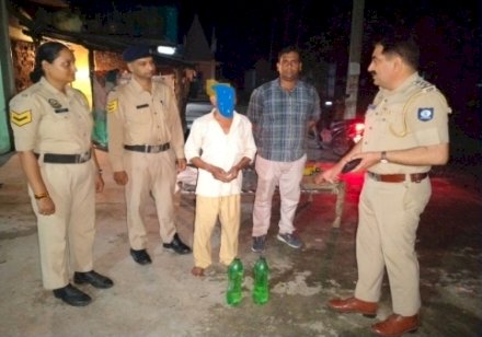 यहां जंगल में जाने वाले रास्ते पर बेचता था शराब,पुलिस ने दबोचा दो मामलों में 10 लीटर पकड़ी....