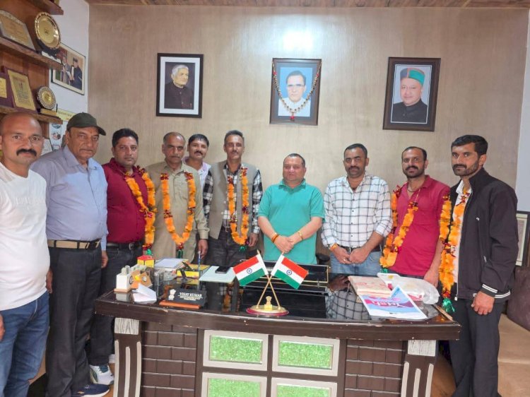 श्री रेणुका विधानसभा क्षेत्र में भाजपा को बड़ा झटका, 5 परिवारों ने भाजपा छोड़कर थामा कांग्रेस का दामन....