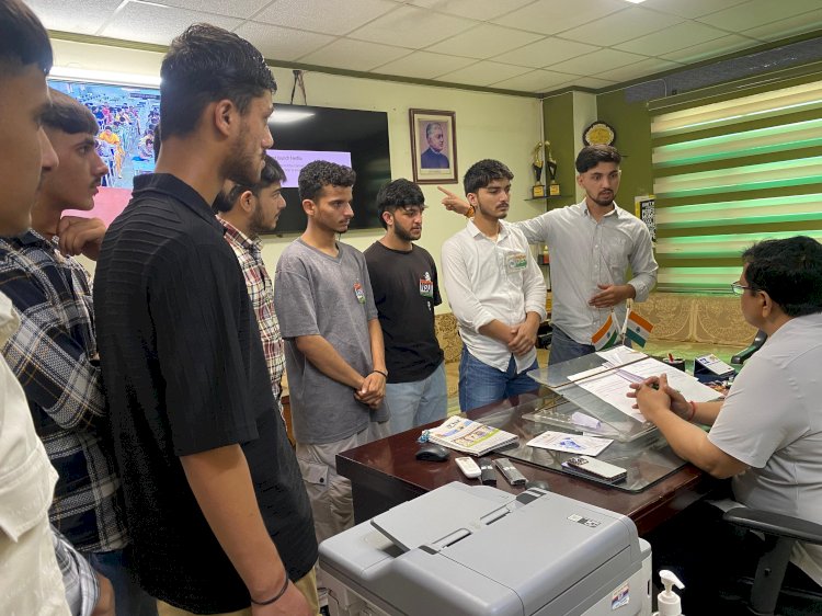 NSUI ने कॉलेज की विभिन्न समस्याओं को लेकर प्रधानाचार्य को सौंपा ज्ञापन