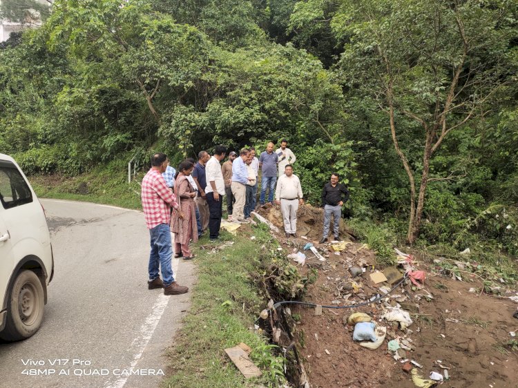 एसडीएम नाहन ने नेशनल हाइवे पर नाले से हुए नुकसान का।लिया जायजा...