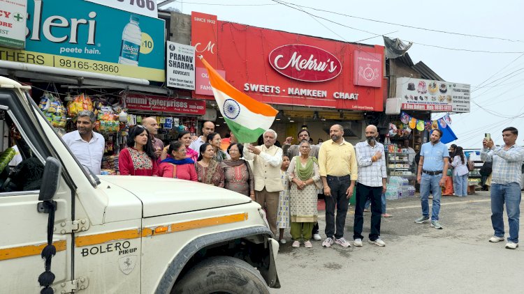 भाजपा शिमला मंडल ने करसोग के लिए बर्तन किट की गाड़ी को दिखाई झंडी