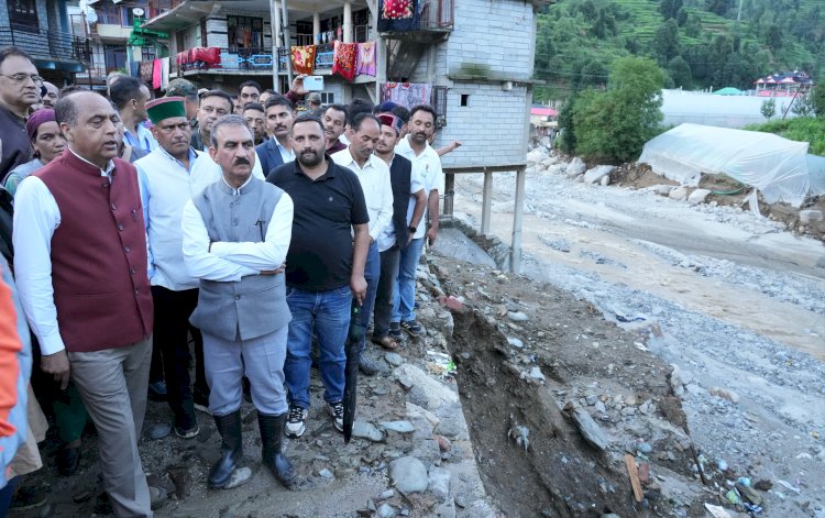 मुख्यमंत्री और नेता प्रतिपक्ष ने आपदा प्रभावित थुनाग बाजार का निरीक्षण किया