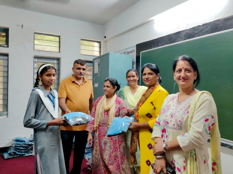 कन्या स्कुल नाहन की छात्राओं को 150 ट्रैक शूट , एस एम सी ने की पहल...