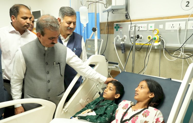 बिलासपुर में बस दुर्घटना ग्रस्त, 32 यात्री घायल, सीएम एम्स पहुंचे घायलों का हाल जाना...
