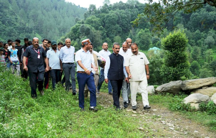 मुख्यमंत्री ने सराज विधानसभा क्षेत्र के आपदाग्रस्त क्षेत्रों का दौरा किया, सम्पर्क मार्गों की शीघ्र बहाली के दिए निर्देश