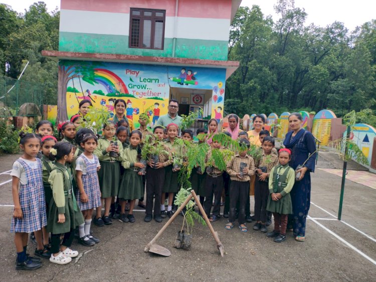 बनकला-2 प्राइमरी स्कूल में किया पौधरोपण, छात्रों ने निकाली पर्यावरण रैली...