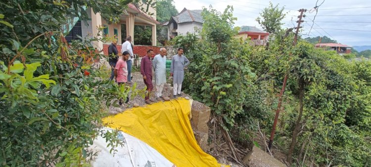 विधायक ने किया भूस्खलन प्रभावित क्षेत्रों का दौरा, दिया सहायता का आश्वासन