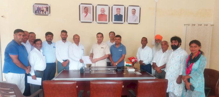 एससी आयोग अध्यक्ष कुलदीप धीमान से मिला श्री गुरु रविदास धार्मिक सभा संतोषगढ़ का प्रतिनिधिमंडल, मांगों को लेकर सौंपा ज्ञापन