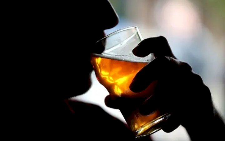 जब नशा तस्कर पुलिस गाड़ी को देख होने लगा फरार,दबोचा बरामद हुई 5 लीटर नाजायज शराब....