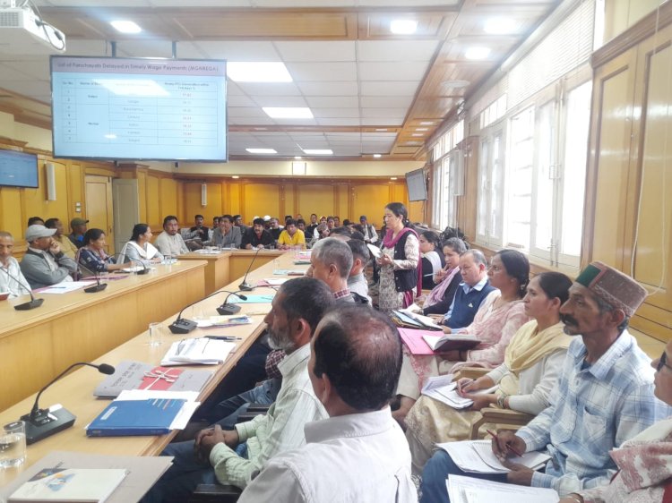 जिला विकास कार्यालय किन्नौर के माध्यम से कार्यान्वित विभिन्न योजनाओं की समीक्षा बैठक आयोजित