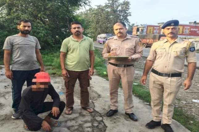 मालवा कॉटन फ़ैक्टरी के नजदीक कांवड़ियों को चरस बेचने वाला तस्कर दबोचा: 212  ग्राम पकड़ी..