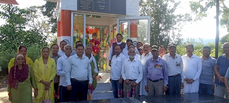 शहीद कुलविन्द्र सिंह की समाधि पर पुष्प अर्पित कर नमन किया बिन्दल ने