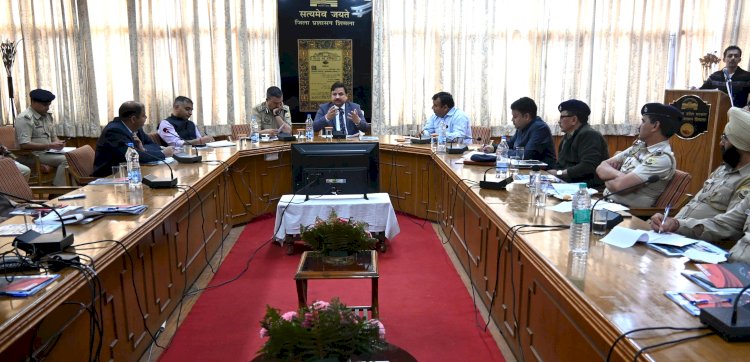 सड़क सुरक्षा सुनिश्चित करने के लिए सभी विभाग आपसी समन्वय के साथ करें काम - उपायुक्त