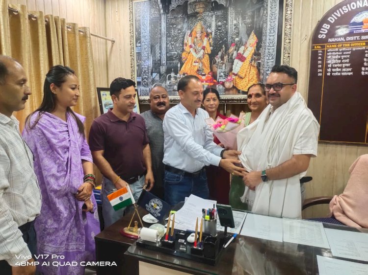 एसडीएम नाहन राजीव संख्यान को सम्मानित किया.... बनकला रखनी मार्ग खुलवाने लिए प्रतिनिधियों ने आभार जताया..