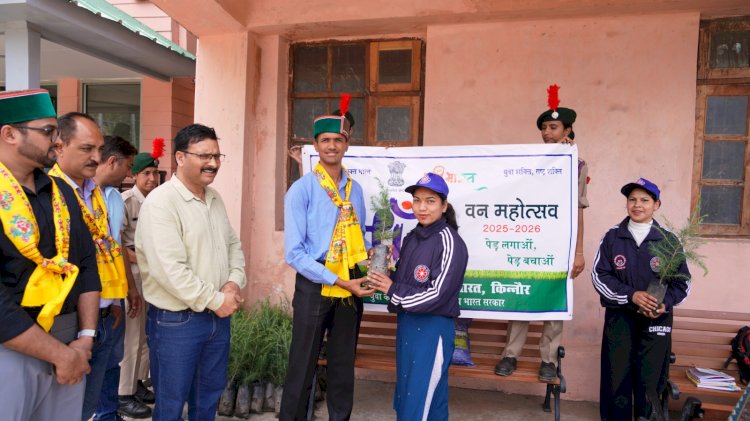उपायुक्त किन्नौर ने "एक पेड़ माँ के नाम" कार्यक्रम के तहत पौधरोपण अभियान का शुभारंभ किया