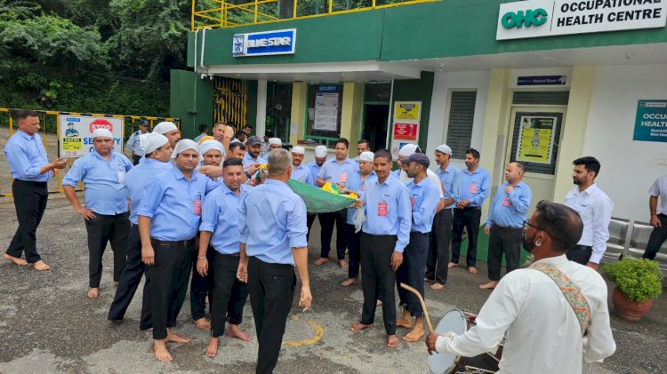 ब्लू स्टार में वार्षिक भंडारे का आयोजन, चादर चढ़ाने के बाद मांगी गई समृद्धि की दुआ