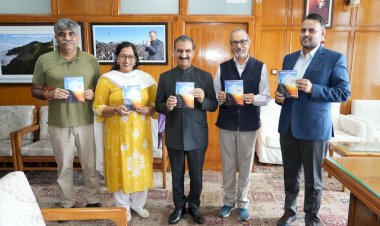 मुख्यमंत्री ने ‘संघर्ष से शिखर तक’ पुस्तक का किया विमोचन