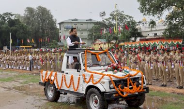 लोक निर्माण एवं शहरी विकास मंत्री ने नाहन चौगान में ध्वजारोहण कर, मार्च पास्ट की ली सलामी
