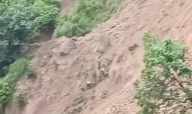 नाहन-कोलावाला भूड़ सड़क बंद गुलेरिया खड्ड के पास लगातार मलबा आने से यातयात घण्टों से ठप्प... जेसीबी मौके पर...