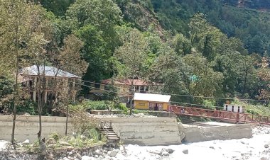 भूस्खलन से खतरे की जद में तीर्थन घाटी गुशैनी का स्कूल भवन, स्कूल प्रबंधन समिति की बैठक में बच्चों की सुरक्षा को लेकर उठे सवाल