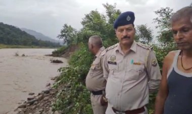 पांवटा की बाता नदी: तटीय बांध भारी बारिश से क्षति ग्रस्त होने से लोगों को सुरक्षित जगह जाने के निर्देश..