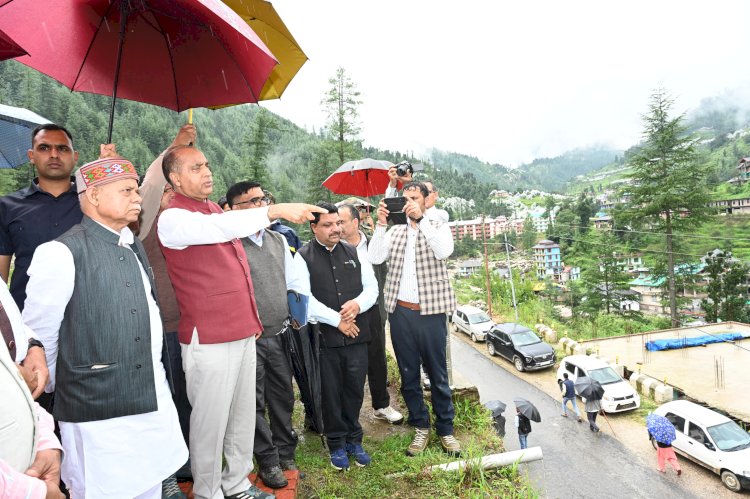 राज्यपाल ने सिराज विधानसभा क्षेत्र के आपदा प्रभावित क्षेत्रों का दौरा किया, राहत सामग्री की वितरित