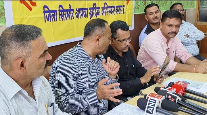 शिक्षा उपनिदेशक उच्च के साथ आयोजित  बैठक में प्रवक्ता संघ से जुड़े कई मुद्दों पर चर्चा की  स्कूल प्रवक्ता संघ के पदाधिकारी नाहन में मीडिया से हुए रूबरू