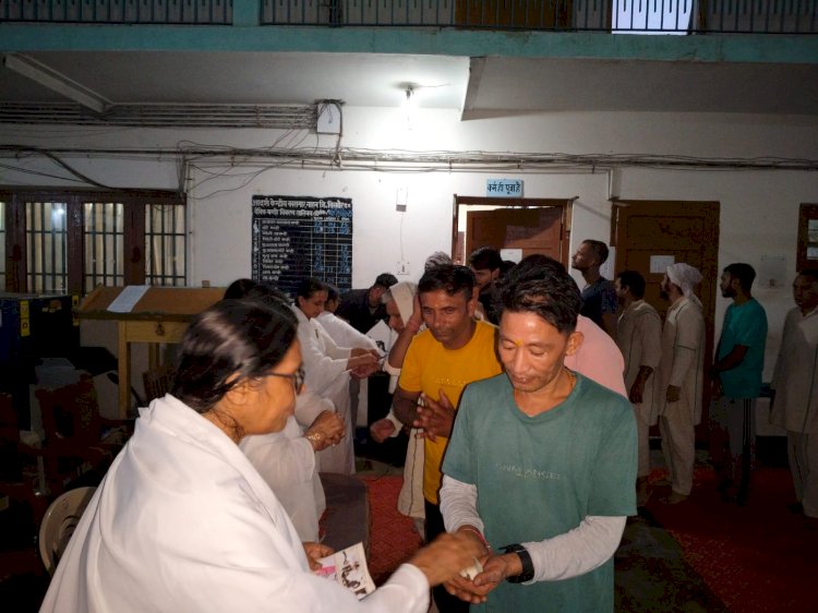 ब्रहमाकुमारीज़ ने जेल में बंद कैदियों को राखी बाँधकर भाईचारे और स्नेह का संदेश दिया