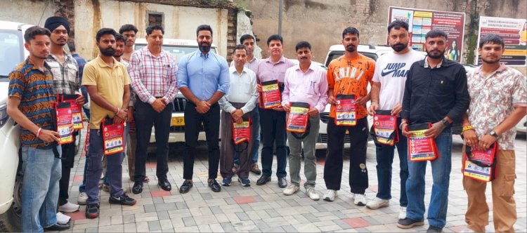 अंतर्राष्ट्रीय युवा दिवस पर ऊना में टैक्सी चालकों को वितरित किए गए कार-बिन बैग