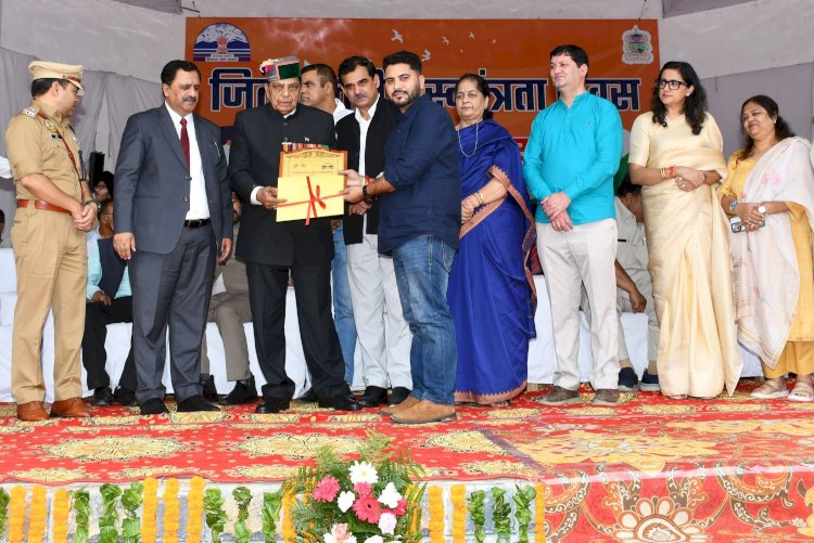 डॉ. शांडिल ने उत्कृष्ट कार्य के लिए विभूतियों को किया सम्मानित