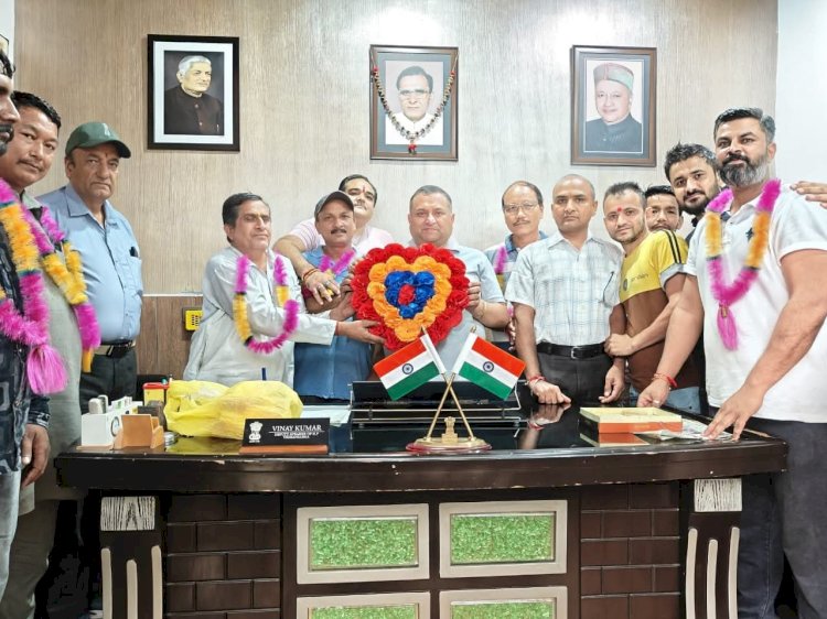रेणुका में भाजपा को बड़ा झटका, 11 परिवार भाजपा छोड़कर कांग्रेस में शामिल