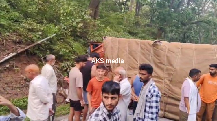 कटासन मंदिर: हाईवे पर ट्रक पलटा, एक की मौत, एक घायल
