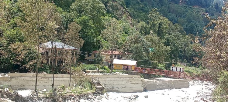 भूस्खलन से खतरे की जद में तीर्थन घाटी गुशैनी का स्कूल भवन, स्कूल प्रबंधन समिति की बैठक में बच्चों की सुरक्षा को लेकर उठे सवाल