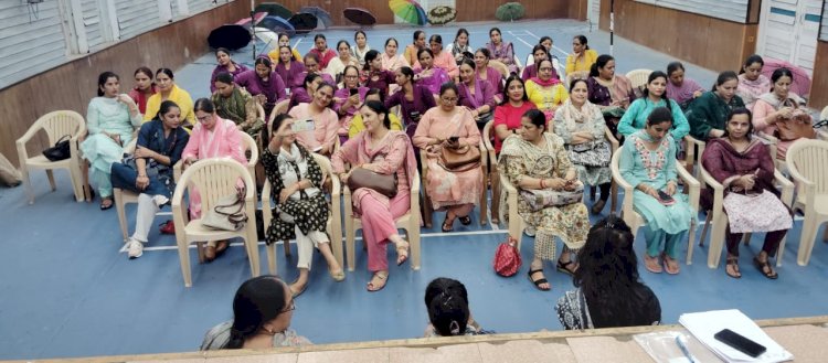 महिला कर्मचारियों को दी अधिनियम की जानकारी