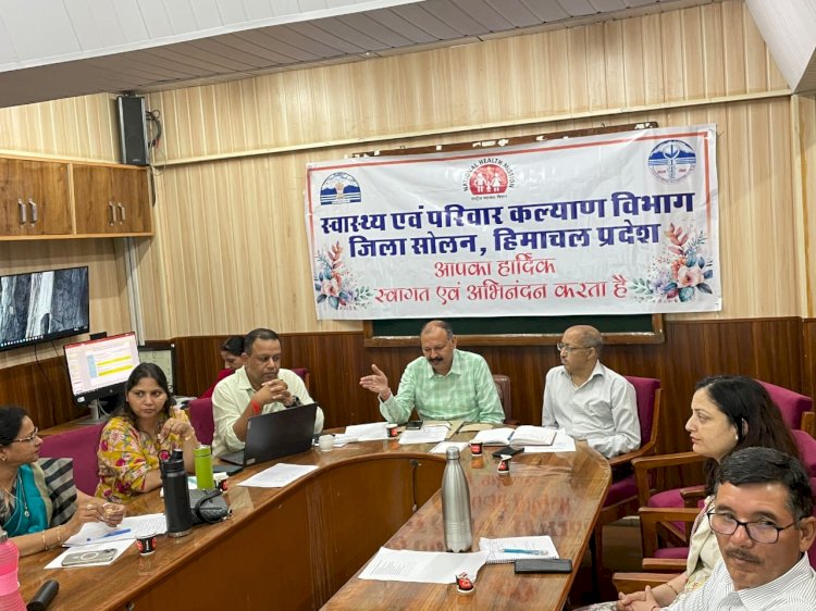 डेंगू, स्क्रब टाइफस एवं विभिन्न जल जनित रोगों के सम्बन्ध में ग्राम स्तर तक लोगों को करें जागरूक - डॉ. अजय पाठक