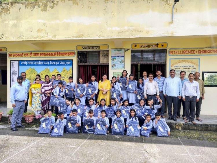 रोटरी क्लब नाहन द्वारा “नन्हे दीपक” स्कूल बैग वितरण कार्यक्रम चिया मिमियाना और नहरस्वार में आयोजित