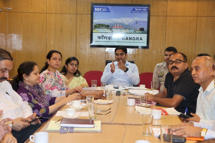 क्षतिग्रस्त सड़कों-पेयजल योजनाओं की बहाली को युद्वस्तर पर करें कार्य : डीसी
