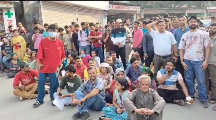 नाहन : ददाहू अस्पताल में डॉक्टर न मिलने से ग्रामीण भड़के : सड़क पर लगाया जाम..