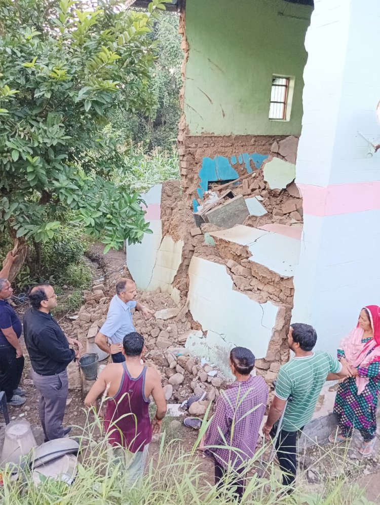 मकान क्षतिग्रस्त होने पर प्रभावित परिवार को एसडीएम ने दी फौरी राहत