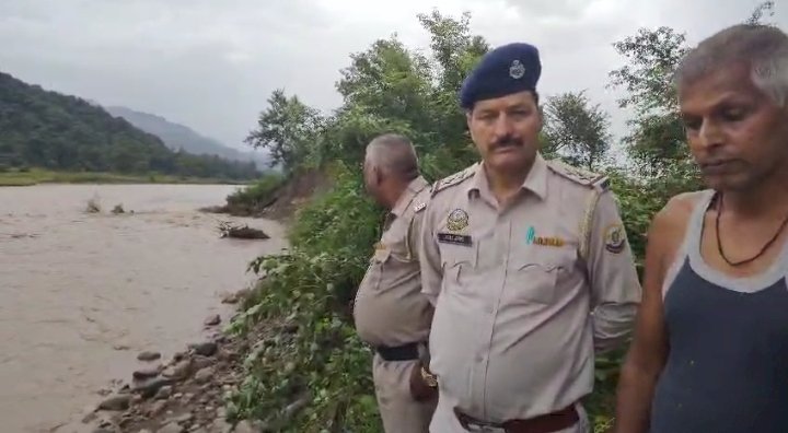 पांवटा की बाता नदी: तटीय बांध भारी बारिश से क्षति ग्रस्त होने से लोगों को सुरक्षित जगह जाने के निर्देश..