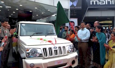 लोक निर्माण मंत्री ने 35 बोलेरो कैम्पर को हरी झंडी दिखाकर किया रवाना