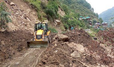 तीर्थन घाटी में भूस्खलन से बंद पड़ी सड़कों को खोलने का कार्य जारी, देसी जुगाड़ से पहाड़ों पर लगाए गए तार स्पेन लोगों के लिए बने सहारा।