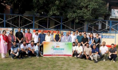 पीएनबी के अधिकारियों ने श्रमदान करके चमकाया गर्ल्स स्कूल का कैंपस