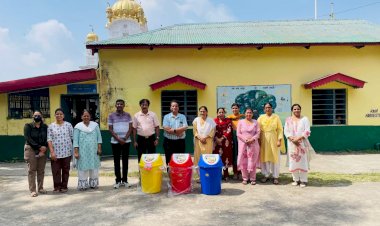 LIC की नाहन शाखा द्वारा चलाए जा रहे हैं विशेष स्वच्छता अभियान के तहत प्राथमिक पाठशाला में की सफाई, बांटे डस्टबिन