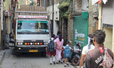 नाहन के नया बाज़ार में लोडिंग अनलोडिंग के कारण बन रही जाम की स्थिति