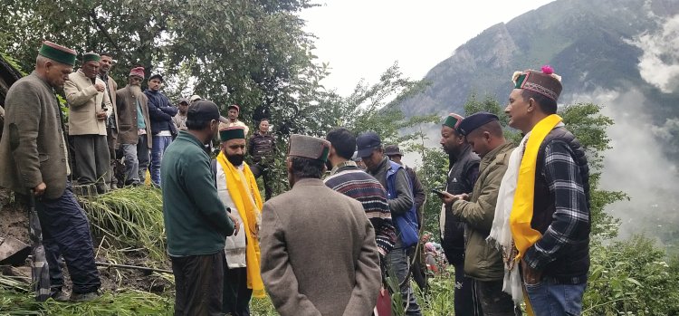 उपायुक्त किन्नौर ने जिला के मीरू गांव में हुए भूस्खलन का जायजा लिया